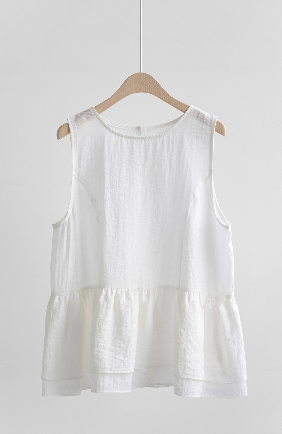 민소매 화이트 색상 이미지-S1L19