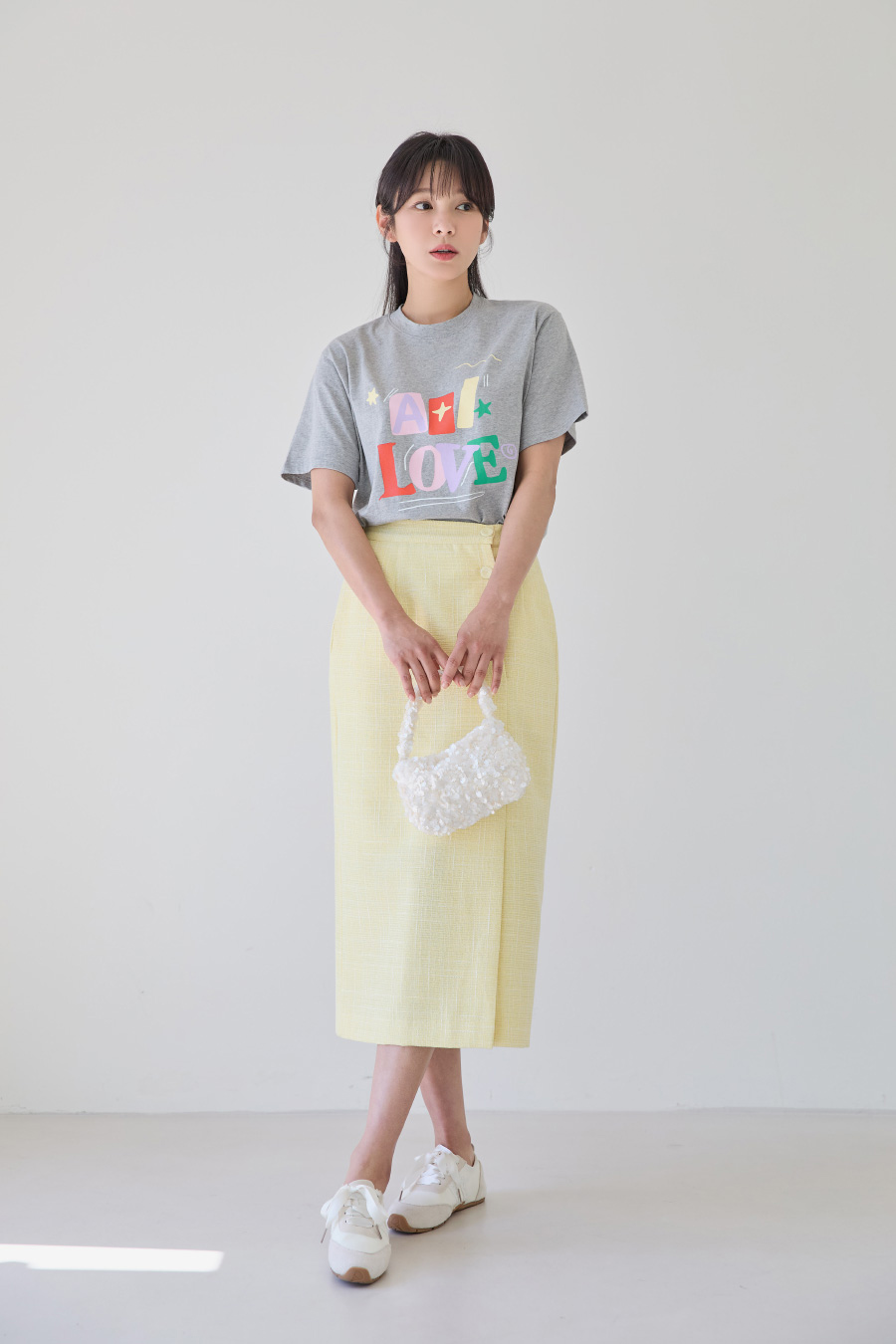 반팔 티셔츠 모델 착용 이미지-S1L4