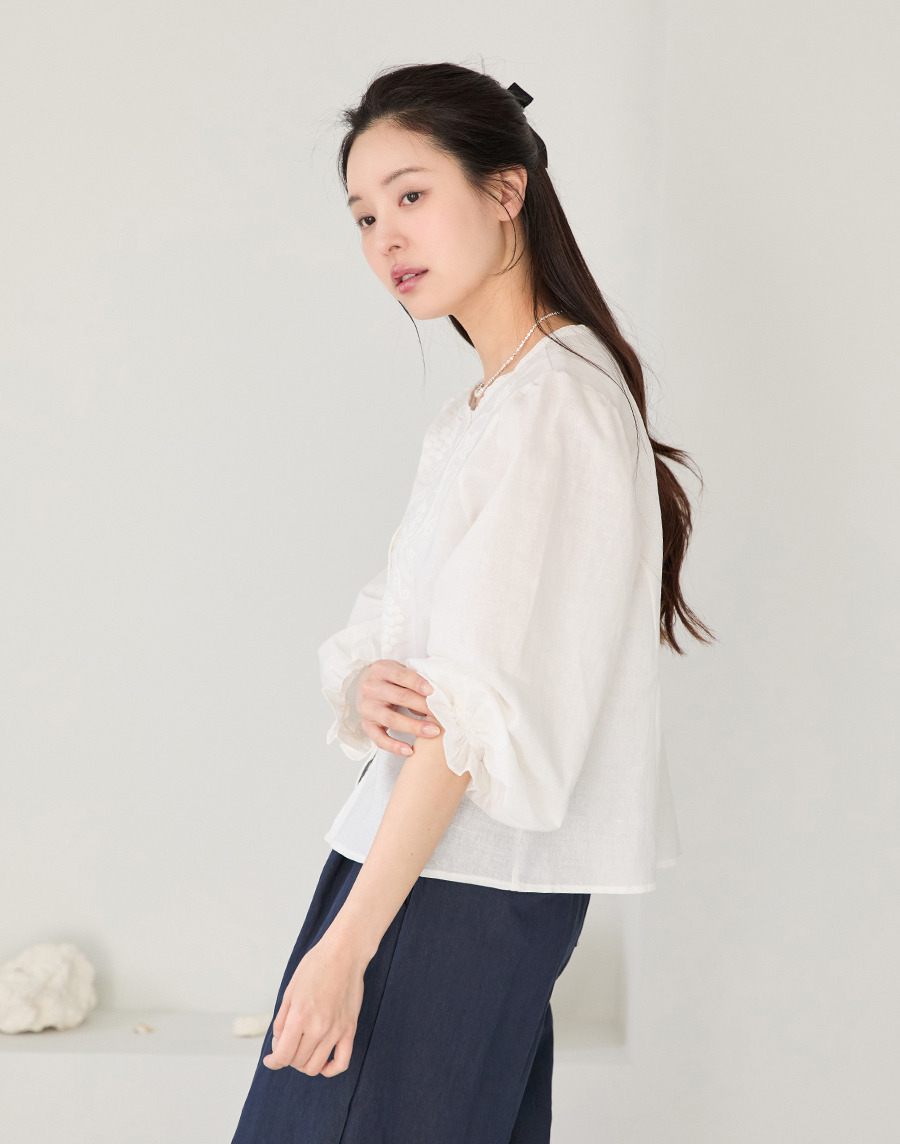 긴팔 티셔츠 모델 착용 이미지-S1L2