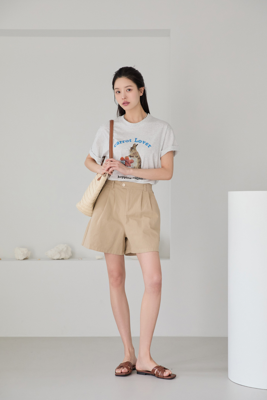 반팔 티셔츠 모델 착용 이미지-S1L4